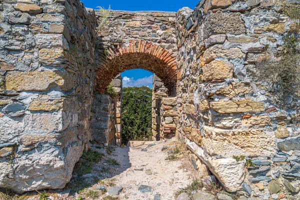 Tarihi kalenin kalıntıları Histria, Dobrogea, Romanya. MÖ 657 yılında Karadeniz 'de liman olarak kurulan ve M.S. 7. yüzyılda Avar-Slav işgallerinde imha edilen Yunan yerleşimciler tarafından kuruldu..