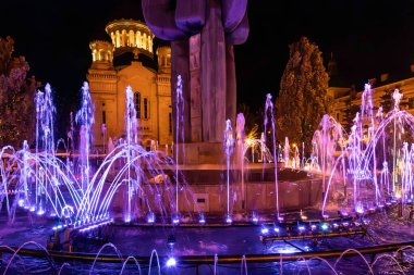 Romanya 'nın Cluj-Napoca kentindeki aynı ismin meydanında yer alan Avram lancu heykelinin etrafında çok renkli bir çeşme bulunuyor..