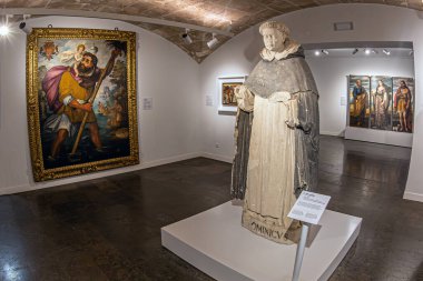 PALMA, SPAIN - SEPT 20, 2023: Piskopos Sarayı 'nda bulunan Mallorca Kutsal Sanatlar Müzesi' nin (Museu Piskoposluk de Mallorca) içinde. 200 'den fazla dini eseri muhafaza eder..