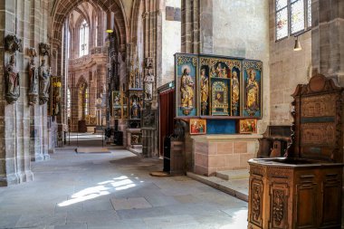 Nuremberg, Bavyera, Almanya - 30 Nisan 2023: St. Lorenz (St. Lawrence), bir ortaçağ Protestan Kilisesi, son dönem Alman Sondergotik mimarisinde 1400-1477 adet inşa etmiştir. 3 organı var.