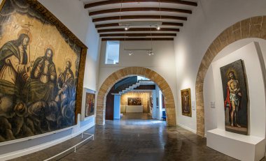 PALMA, SPAIN - SEPT 20, 2023: Piskopos Sarayı 'nda bulunan Mallorca Kutsal Sanatlar Müzesi' nin (Museu Diocesa de Mallorca) içinde. 200 'den fazla dini eseri muhafaza eder..