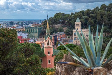 Barcelona, İspanya - 28 Şubat 2022: Carmel Hill 'deki Park Guell' den şehre bakın, mimar Antoni Gaudi. 1900-1914 arası inşa edilmiş, 1926 'da açılmış. UNESCO Dünya Mirası Alanı.