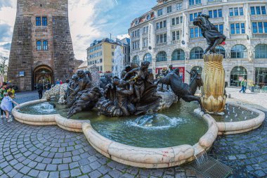 NUREMBERG, BAVARIA, GERMANY - 29 Nisan 2023: Evlilik Atlıkarınca Yuvarlak (Ehekarussell), evliliğin ölümden ölüme evrelerini temsil eden tuhaf bir heykel, sanatçı Jurgen Weber tarafından yapılan.