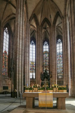 Nuremberg, Bavyera, Almanya - 30 Nisan 2023: St. Lorenz (St. Lawrence), bir ortaçağ Protestan Kilisesi, son dönem Alman Sondergotik mimarisinde 1400-1477 adet inşa etmiştir. 3 organı var.