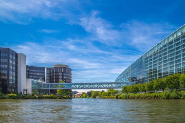 STRASBOURG, ALSACE, FRANCE - 4 Mayıs 2023: Strasbourg 'daki Avrupa Parlamentosu' nun (Parlement europeen) su kanalından geniş açı görüntüsü.