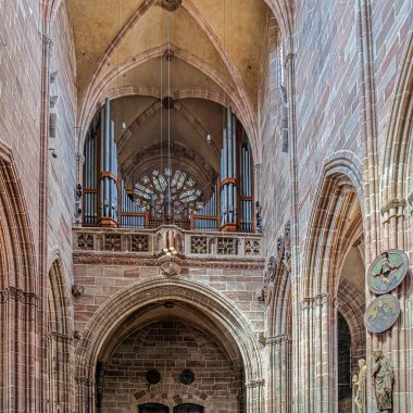 Nuremberg, Bavyera, Almanya - 30 Nisan 2023: St. Lorenz (St. Lawrence), geç dönem Alman Sondergotik mimarisinde bir Ortaçağ Protestan Kilisesi. 3 organı var.