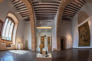 PALMA, SPAIN - SEPT 20, 2023: Piskopos Sarayı 'nda bulunan Mallorca Kutsal Sanatlar Müzesi' nin (Museu Diocesa de Mallorca) içinde. 200 'den fazla dini eseri muhafaza eder..