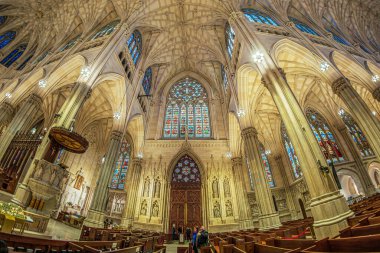 NEW YORK, ABD - 6 Mart 2020: Neo-gotik Katolik tarzıyla dekore edilen ve 1879 'da dikilen Aziz Patrick Katedrali New York Katolik Başpiskoposluğu' nun başpiskoposu. 