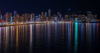 Benidorm, İspanya 'nın panoramik gece manzarası. Şehir, İspanya 'nın Manhattan' ı ve Akdeniz 'in Balkonudur..