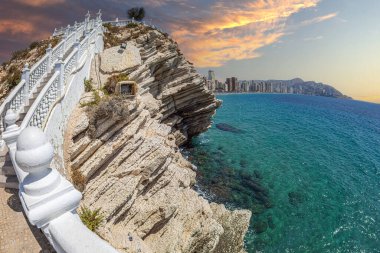 BENIDORM, SPAIN - 13 AĞUSTOS 2020: Tarragona Rambla Nova denizinin sonunda yer alan 23 metrelik bir uçurum olan Akdeniz-Balco del Akdeniz 'in Balkonundan görüntü. Mirador del Castillo.