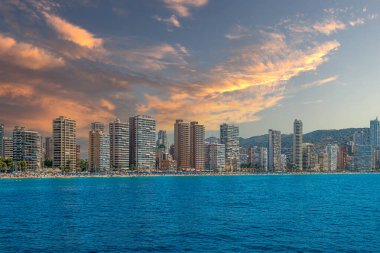 BENIDORM, SPAIN - 16 AĞUSTOS 2020: Akdeniz 'den şehrin gökdelenlerinin görüntüsü. Şehir İspanya 'nın Manhattan' ı olarak kabul edilir..