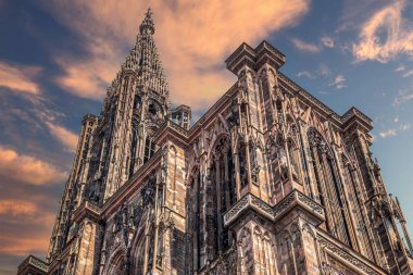 Ünlü Notre Dame Cathedral de Strasbourg 'un dış görünüşü, Alsace, Fransa. 1200 'lerden kalma Gotik bir bina. UNESCO Dünya Mirası Alanı.