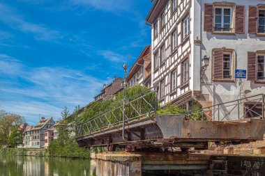 Pont du Faisan, Sülün Köprüsü veya Fasanenbruck. Fransa 'nın Petite France, Strasbourg ilçesinin yaya ve nehir kanalı için 1888 yılında inşa edilen hidrolik köprü.