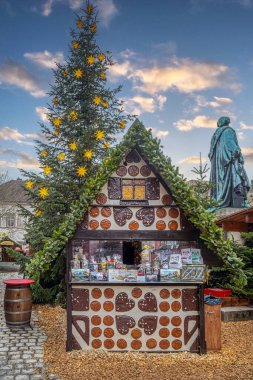 ERLANGEN, GERMANY - 15 Aralık 2023: Noel Pazarı (Almanca: Weihnachtsmarkt) ve Schlosplatz (Schlos Meydanı) 'nda Advent Feast. Zencefilli ekmekli market tezgahı.