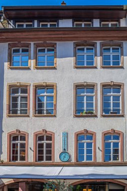 STRASBOURG, ALSACE, FRANCE - 3 MAYIS 2023: Eski kentte büyük bir termometre ve barometreye sahip tarihi bina.