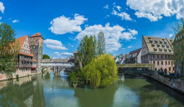Nuremberg, Bavyera, Almanya - 30 Nisan 2023: Maxbrucke Köprüsü 'nden Hangman Köprüsü' ne, Henkersbrcke Köprüsü, Henkerhaus Müzesi ve Wasserturm 'a doğru Pegnitz Nehri üzerinde.
