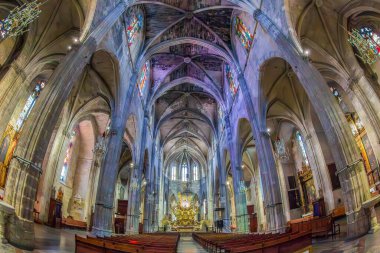 PALMA, İspanya - 20 SEPT 2023: bir Katolik tapınma kilisesi olan Santa Eulalia de Ciutat de Mallorca 'nın içinde. 1236 'da Mallorca' nın Hıristiyan fatihi Kral I. Jaume tarafından bir kilise olarak inşa edildi..