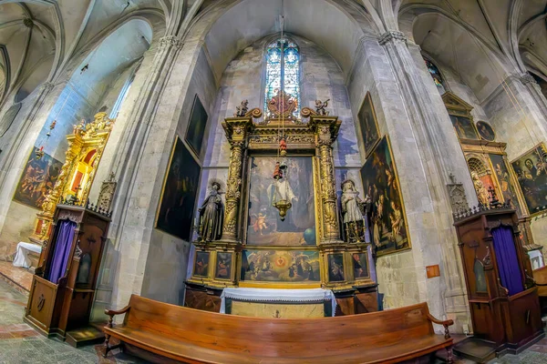 stock image PALMA, SPAIN - SEPT. 20, 2023: Inside of the Santa Eulalia de Ciutat de Mallorca, a church of Catholic worship. Build in 1236 as a chapel, by the Christian conqueror of Mallorca, King Jaume I.