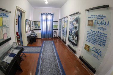 SIGHETU MARMATIEI, ROMANIA - 19 Eylül 2020: Elie Wiesel anıt evinin içi. Yahudi bir ailede doğmuş, Amerikalı bir yazar, soykırımdan kurtulmuş, 1986 yılında Nobel Barış Ödülü 'nü kazanmış..
