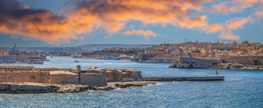 Malta, Valletta 'nın panoramik manzarası, denizde bir gemiden.