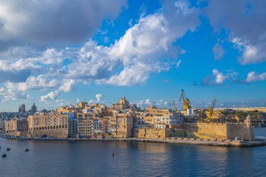 Malta, Valletta 'nın panoramik manzarası, denizde bir gemiden.