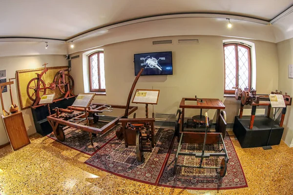 Venedik, İtalya-18 Mart 2023 Leonardo da Vinci Müzesi 'nin içinde. Leonardo da Vinci 'nin tasarımlarına dayalı gerçek boyutta bir makine koleksiyonu. Tüm makineler çalışır ve birçoğu denenebilir..