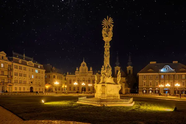 TIMISOARA, ROMANIA - 5 Nisan 2016: Romanya 'nın Timisoara kentindeki Union Square' den bir bölümünün eski binalarla panoramik görüntüsü. Trinity Heykeli ve Sırp Vekili önplanda.