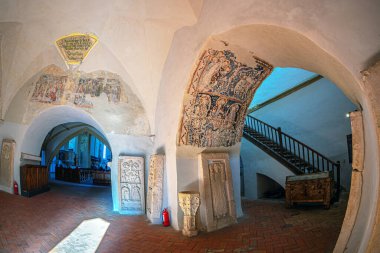 SIGHISOARA, ROMANIA - SEPT. 3. 2021: Tepedeki Kilisenin İçi, 1345-1525 yılları arasında inşa edilmiş bir Protestan Kilisesi. Aziz Niklas 'a adanmıştır, Okul Tepesi' nin tepesinde yer almaktadır..