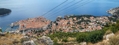 Hırvatistan 'ın Dubrovnik kentinin panoramik manzarası. Ortaçağ 'a ait surları ve turist limanı olan eski kasabanın genel görünümü. 1979 yılında UNESCO listesine eklendi. Birkaç film için çekim yeri.