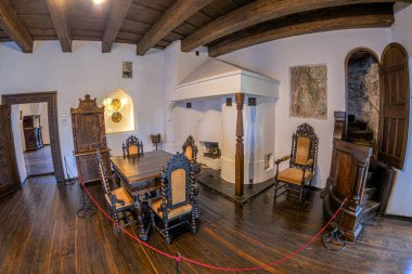 BRAN, TRANSYLVANIA, ROMANIA - 22 HAZİRAN 2020: Bran Kalesinin içi, efsanevi Drakula 'nın Şatosu olarak bilinen, vampir efsaneleriyle 13. yüzyıldan kalma. Romanya Kraliçesi Marie 'nin konutu.