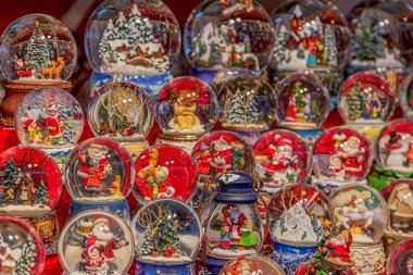 TIMISOARA, ROMANIA - 11 ARALIK 2016: Geleneksel Noel süslemeleri satışa sunulan pazar tezgahı ve Noel Pazarı 'nda özel gece atmosferi.