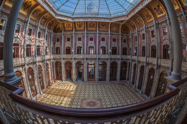 PORTO, PORTUGAL - 10 Nisan 2024: Borsa Sarayının İçi (Palacio da Bolsa). 1834 yılında şehrin Neoklasik tarzda Ticari Derneği tarafından inşa edilmiştir. UNESCO Dünya Mirası Alanı.