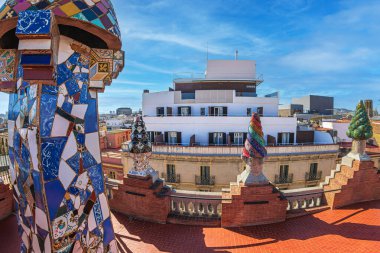 BARCELONA, SPAIN - 14 Nisan 2024: Mimar Antoni Gaudi tarafından tasarlanan Palau Guell 'in çatısında farklı renklerde seramiklerle kaplı orijinal bacalar. İnşaat 1886-1888, UNESCO.