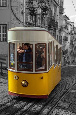 LISBON, PORTUGAL - 6 Nisan 2024 Lizbon Gloria Füniküler. 1885 'ten beri hizmet veren bu füniküler şehir merkezindeki Restauradores Meydanı' nı bir tepenin üstündeki Bairro Alto mahallesine bağlar..