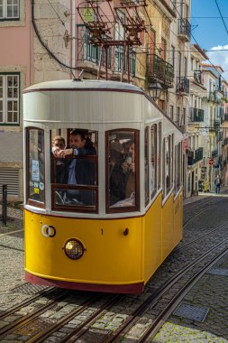 LISBON, PORTUGAL - 6 Nisan 2024 Lizbon Gloria Füniküler. 1885 'ten beri hizmet veren bu füniküler şehir merkezindeki Restauradores Meydanı' nı bir tepenin üstündeki Bairro Alto mahallesine bağlar..
