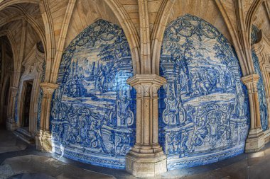 PORTO, PORTUGAL-APRIL 12, 2024: Porto Katedrali içindeki Barok Azulejo Duvar Süslemeleri, Gotik elementler ve Gotik manastırlar (Se do Porto)..