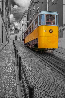 LISBON, PORTUGAL - 6 Nisan 2024 Lizbon Gloria Füniküler. 1885 'ten beri hizmet veren bu füniküler şehir merkezindeki Restauradores Meydanı' nı bir tepenin üstündeki Bairro Alto mahallesine bağlar..