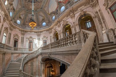 PORTO, PORTUGAL - 10 Nisan 2024: Borsa Sarayının İçi (Palacio da Bolsa). 1834 yılında şehrin Neoklasik tarzda Ticari Derneği tarafından inşa edilmiştir. UNESCO Dünya Mirası Alanı.