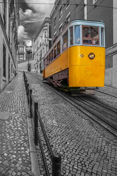 LISBON, PORTUGAL - 6 Nisan 2024 Lizbon Gloria Füniküler. 1885 'ten beri hizmet veren bu füniküler şehir merkezindeki Restauradores Meydanı' nı bir tepenin üstündeki Bairro Alto mahallesine bağlar..