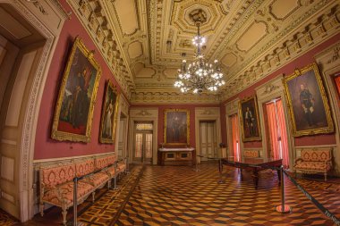 PORTO, PORTUGAL - 10 Nisan 2024: Borsa Sarayının İçi (Palacio da Bolsa). 1834 yılında şehrin Neoklasik tarzda Ticari Derneği tarafından inşa edilmiştir. UNESCO Dünya Mirası Alanı.