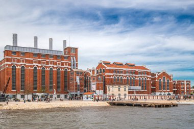LISBON, PORTUGAL - 7 Nisan 2024: Centrala Tejo, Portekiz Merkez Tejo veya MAAT Central, 1909 yılında inşa edilmiş bir termoelektrik santralidir. 1990 'dan beri bir elektrik müzesi olarak açık..