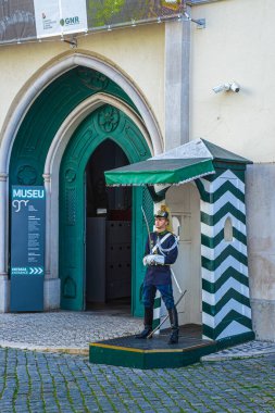 LISBON, PORTUGAL - 8 Nisan 2024: Ulusal Cumhuriyet Muhafız Müzesi girişinde nöbet tutan Portekizli asker. 1974 'teki Karanfil Devrimi gibi önemli tarihi anların sahnesi..