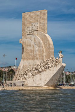 LISBON, PORTUGAL - 7 Nisan 2024: Keşifler Anıtı, Tagus Nehri kıyısında 1940 yılında inşa edilmiş bir heykel. 1960 'ta, Seyir Subayı Henry' nin ölümünden bu yana 500 yıl geçti..