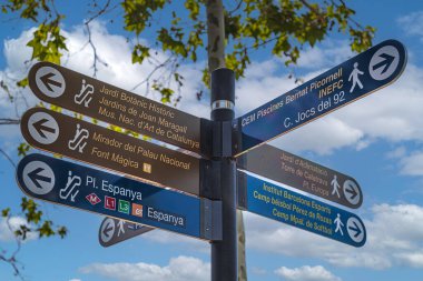 BARCELONA, İspanya - 14 Nisan 2024: Barcelona 'da ziyaret edilecek birkaç ünlü sitenin yönünü gösteren sokak işaretleri.