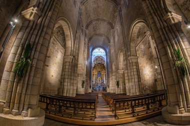 PORTO, PORTUGAL - 12 Nisan 2024: Porto Katedrali 'nin İçi (S do Porto). 12. yüzyılda (katedral), 16. yüzyılda (manastır) ve 17. yüzyılda (chancel).