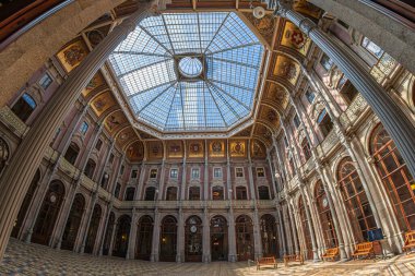 PORTO, PORTUGAL - 10 Nisan 2024: Borsa Sarayının İçi (Palacio da Bolsa). 1834 yılında şehrin Neoklasik tarzda Ticari Derneği tarafından inşa edilmiştir. UNESCO Dünya Mirası Alanı.