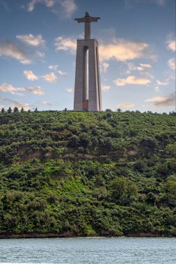 Portekiz 'in Lizbon bölgesindeki Tajo Nehri kıyısında bulunan İsa' nın Kutsal Kalbi 'ne adanmış dini bir anıt olan İsa' nın Ulusal Sığınağı. Heykeltıraş F. Franco de Sousa.