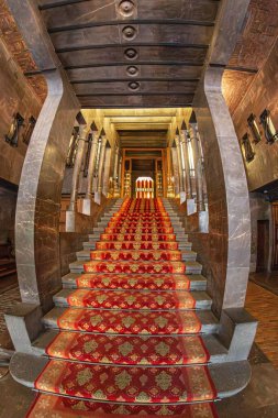 BARCELONA, İspanya - 14 Nisan 2024: Mimar Antoni Gaudi tarafından tasarlanan Palau Guell 'in İç mimarı. 1886 ve 1888 yılları arasında inşa edilmiş ve şu anda UNESCO Dünya Mirası Sisteminde yer almaktadır..