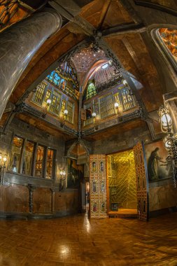 BARCELONA, İspanya - 14 Nisan 2024: Mimar Antoni Gaudi tarafından tasarlanan Palau Guell 'in İç mimarı. 1886 ve 1888 yılları arasında inşa edilmiş ve şu anda UNESCO Dünya Mirası Sisteminde yer almaktadır..