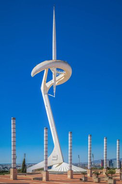 BARCELONA, SPAIN-APRIL 14, 2024: Montjuc İletişim Kulesi, halk arasında Torre Calatrava ve Torre Telefnica olarak bilinir, Santiago Calatrava tarafından tasarlanan bir telekomünikasyon kulesi, 1989-1992